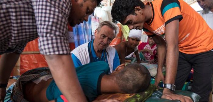 El Dr. Ian Cross habla con un paciente, que tiene el fémur fracturado tras un ataque de un elefante, en la clínica de MSF en Kutupalong, Bangladesh. ©Paula Bronstein/Getty Images