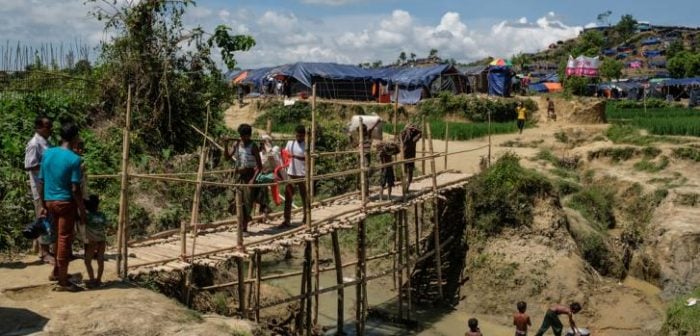 Una persona enferma es transportada a través del asentacmiento, para que pueda recibir atención médica. ©Antonio Faccilongo/MSF