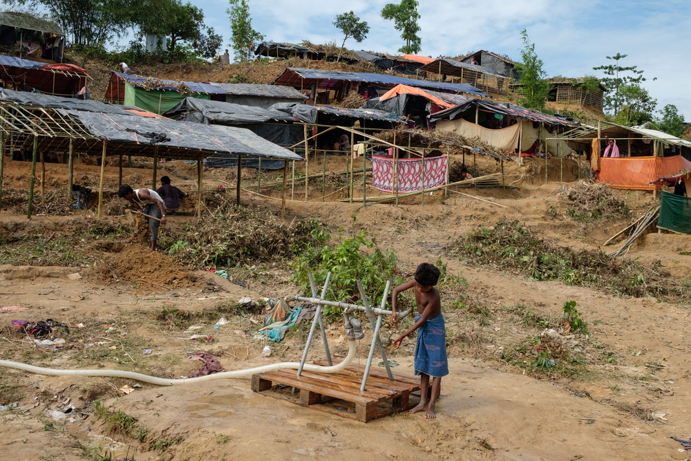 Un niño en una de las tomas de agua potable instaladas por MSF en los campamentos.