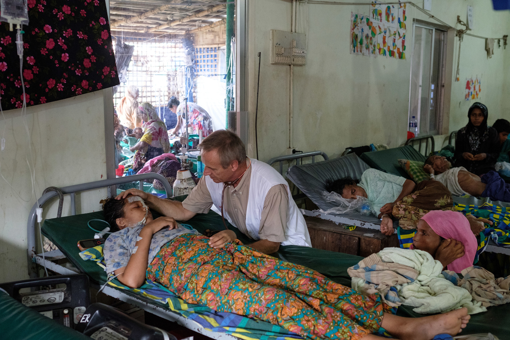 El médico de MSF, Ian Cross, atiende a un paciente en el centro médico de MSF en Kutupalong.