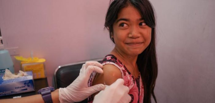 Una niña de Tondo, Manila, Filipinas, es vista en una clínica de Likhaan por su vacunación contra el VPH (Virus del Papiloma Humano). Likhaan proporciona servicios de salud reproductiva para familias de bajos ingresos en Filipinas, donde sigue habiendo una brecha en la conciencia de las mujeres sobre sus derechos reproductivos. ©Hannah Reyes Morales/MSF