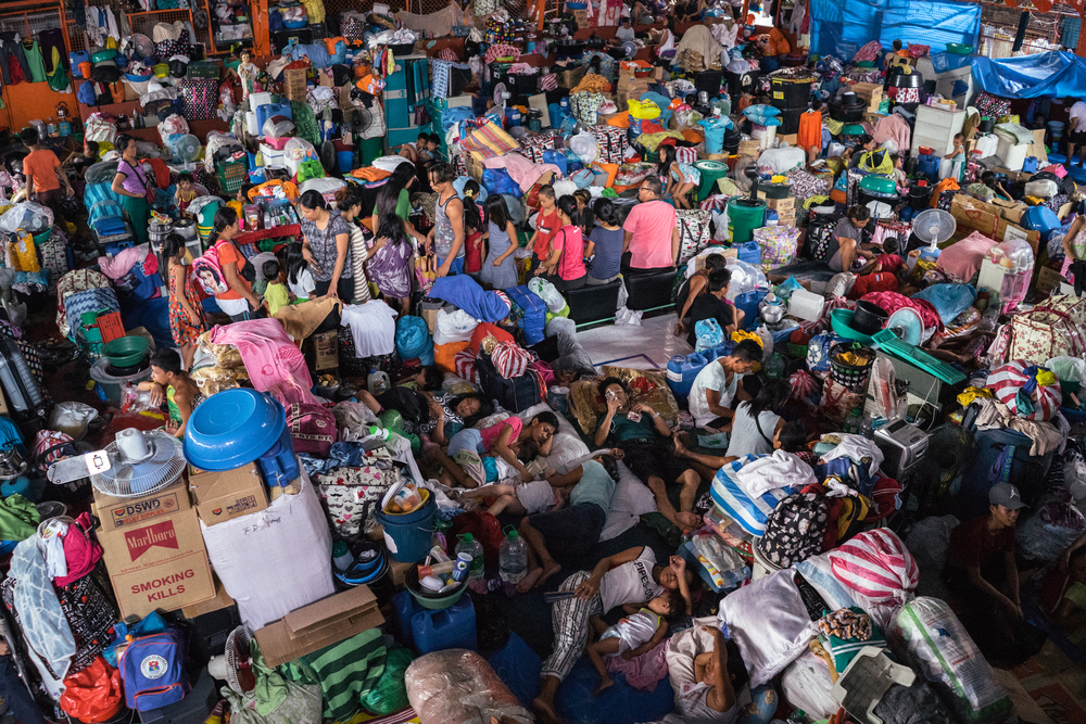 Los residentes de una comunidad empobrecida en Manila son vistos en la cancha de básquetbol de su comunidad luego de un incendio que destruyó sus hogares, lo que a muchos les preocupa que no puedan reconstruir.