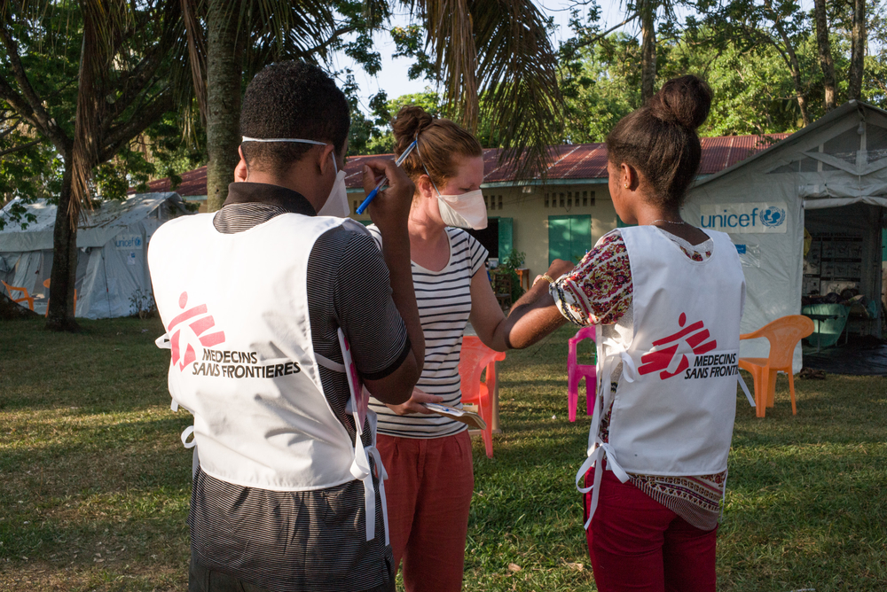 Los equipos de promoción de la salud planifican su trabajo en el centro de salud, su función es crear conciencia en la comunidad sobre los riesgos de infección por plaga y la necesidad de ir al centro si es necesario. ©RIJASOLO