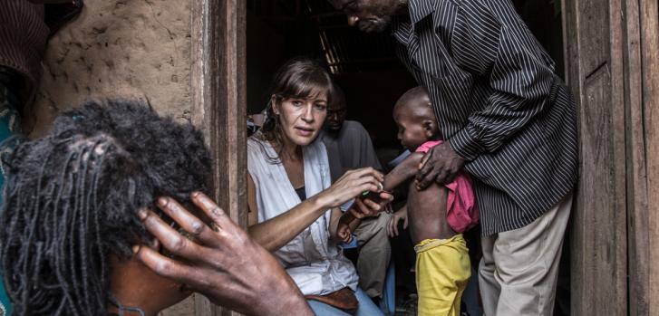 La enfermera Maria Blanco examina a un niño con desnutrición en Masanga Anai, República Democrática del Congo. ©Marta Soszynska/MSF