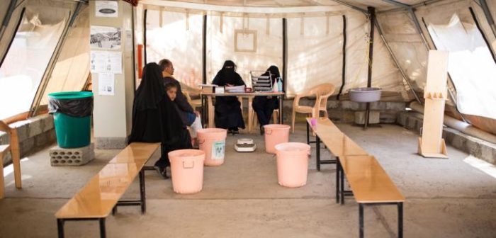 La sala de clasificación se encuentra a la entrada del Centro de Tratamiento del Cólera de MSF. Aquí, los equipos de MSF observan si los pacientes tienen síntomas de cólera y evalúan si necesitan ser hospitalizados. En el pico del brote, la carpa estaba llena de pacientes. Hospital Al Thawra / Gobernación de Qaeda / Ibb.  ©Florian SERIEX / MSF