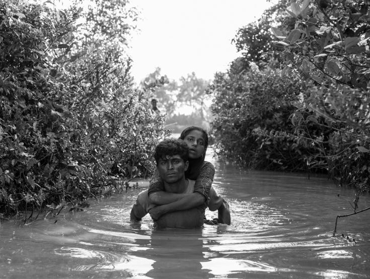 una pareja refugiada rohingya cruza el rio Naf, desde Myanmar hacia Bangladesh
