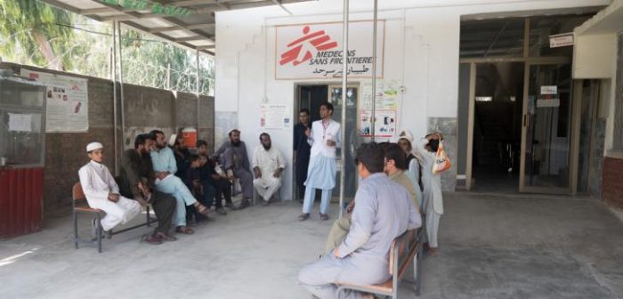 El Supervisor de Promoción de Salud de MSF en Bajaur, Tariq Zaman, lleva a cabo una sesión de concientización sobre salud e higiene fuera de la sala de estabilización del Hospital de la Sede Nawagai Tehsil, Bajaur, en las Áreas Tribales bajo Administración Federal (FATA). ©Sa'adia Khan/MSF
