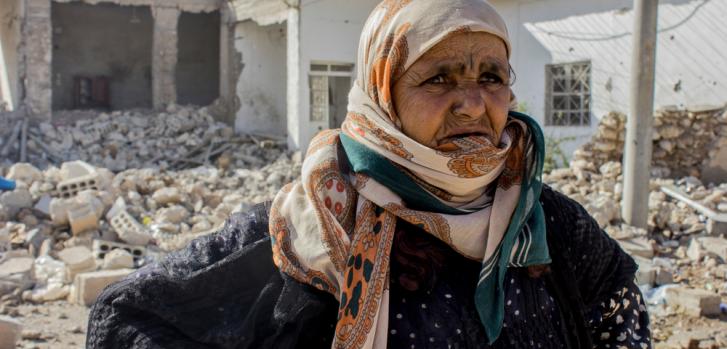 Amneh huyó hace 8 meses con su familia. Tuvieron que mudarse 5 veces porque los combates se acercaban. Volvieron para ver cómo estaban sus casas. Está parada frente a la casa de su nieto: "vamos a tratar de reconstruirla". Diala Ghassan/MSF