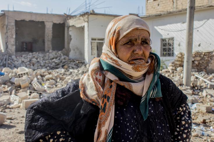 Amneh de Al Mishlab, al este de la ciudad de Raqqa. Huyó de Al Mishlab con su familia ocho meses antes, y ya lo habían hecho cinco veces antes de regresar ya que el frente de combate se acercaba cada vez más a su ubicación.