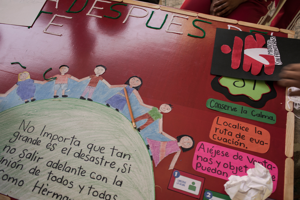 Los estudiantes de la escuela secundaria Cobao 23 de Ixhuatan realizan un mural durante un taller de movilización comunitaria donde se informa de que hacer en caso de seísmo, llevado a cabo por psicólogos de MSF