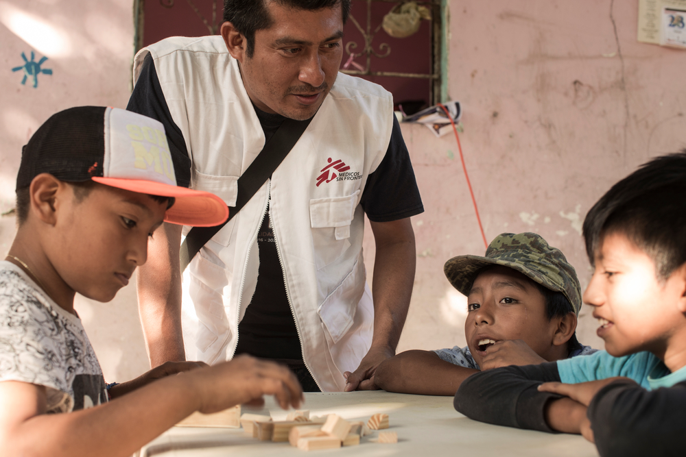 Cesar López Vásquez, voluntario de MSF en Juchitán, con un grupo de niños en el comedor comunitario.