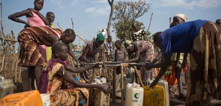 Varias mujeres recolectan agua en el campo de refugiados de Nguneyyiel, en la región etíope de Gambella.Zacharias Abubeker