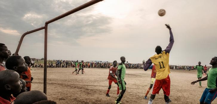 Imagen de archivo del 28 de septiembre de 2017: un partido de fútbol en el campo para personas desplazadas internamente de Bentiu, en Sudán del SuPeter Bauza.