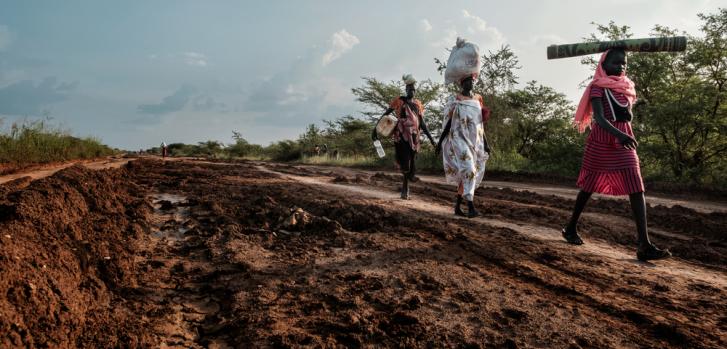 Un grupo de mujeres en el camino hacia el centro de protección de civiles de Bentiu y su hospital, en septiembre de 2017.Peter Bauza