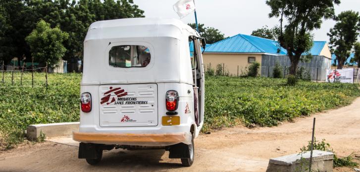 Nuestro equipo en Gwoza, en el noreste de Nigeria, convirtió en ambulancias los populares motocarros, conocidos allí como keke-napeps, porque los vehículos más grandes como automóviles estaban restringidos por los militares debido al conflicto.Nitin George/MSF