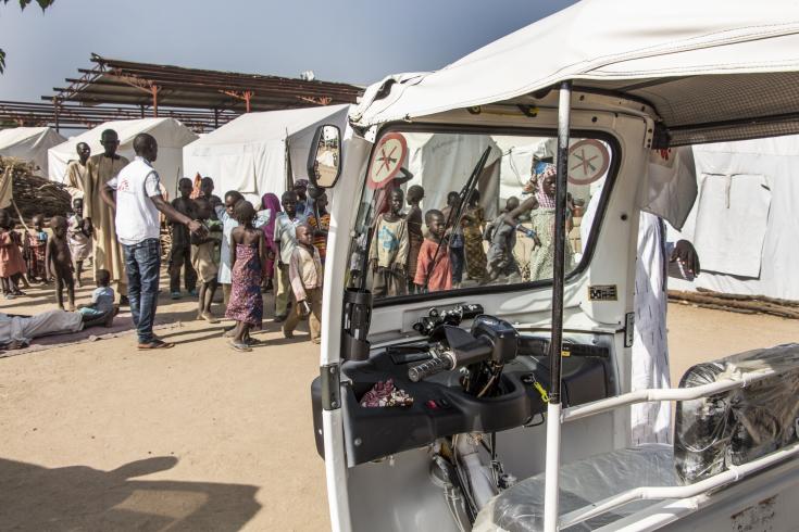 El equipo de MSF en Gwoza, en el noreste de Nigeria, convirtió en ambulancias los populares motocarros, conocidos allí como keke-napeps