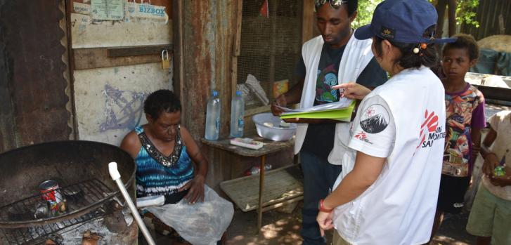 Equipos MSF visitan a una mujer con tuberculosis en Port Moresby, a quien le proporocionan medicación semanalmente. Un equipo de soporte comunitario le realiza un seguimiento diario.Sophie McNamara/MSF