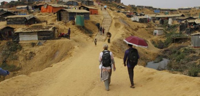 Jasim caminando por el campo de refugiados de Kutupalong acompañado por una enfermera de MSF.Natasha Lewer/MSF