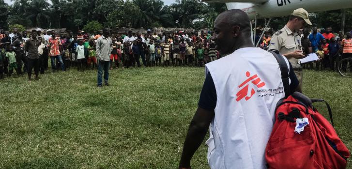 Un cargamento con suministros médicos llega a Itipo. Allí tenemos un centro de tránsito para pacientes que reciben tratamiento, mientras esperan los resultados de laboratorio para su diagnóstico definitivo.Hugues Robert/MSF