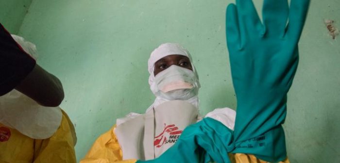 Profesionales preparándose para entrar al Centro de Tratamiento de Ébola en Bikoro. MSF/Louise Annaud