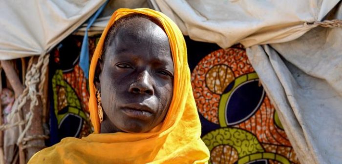 Konama, de 25 años, es una refugiada de Nigeria. Huyó de su hogar con tres niños y se instaló en un campo informal cerca de la ciudad de Driffa.MSF/Elise Mertens