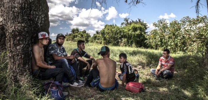 Unos jóvenes migrantes cerca del Albergue "La 72", que coge a migrantes y refugiados en Tenosique, México.Juan Carlos Tomasi