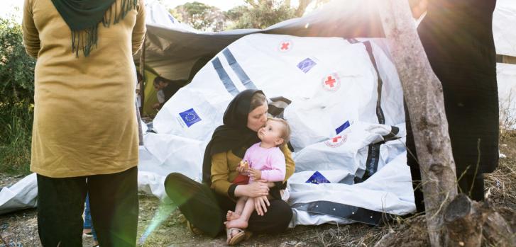 Una familia llegada de Afganistán en una extensión del campo de Moria. Mayo 2018.Robin Hammond/Witness Change