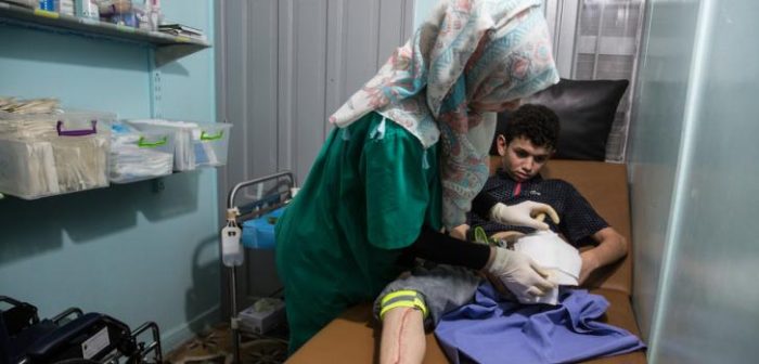 Abdullah al-Anqar, de 13 años, durante el cuidado post-operatorio en la clínica de MSF en Gaza. Junio de 2018. 

Heidi Levine/Sipa Press