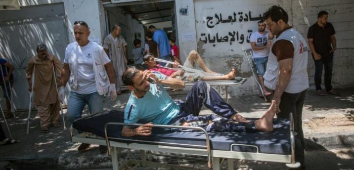 Heridos de bala ingresando a una clínica en Gaza en junio de 2018.Heidi Levine/Sipa Press