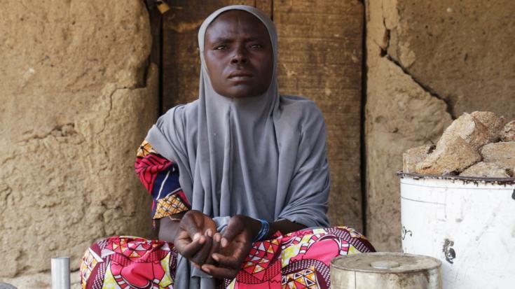Briquetas bío en lugar de leña para ayudar a que las poblaciones permanezcan seguras en zonas de conflicto en Nigeria