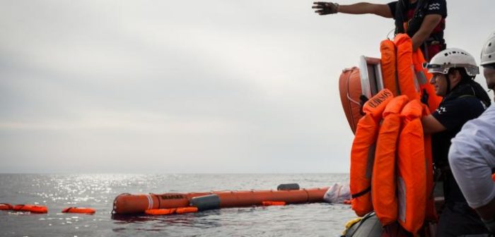 La notificación de Panamá llegó al barco Aquarius mientras sus equipos estaban inmersos en una operación de búsqueda y rescate en el Mediterráneo Central. Durante los últimos tres días, el Aquarius prestó auxilio a dos embarcaciones en apuros y cuenta ahora con 58 supervivientes a bordo.