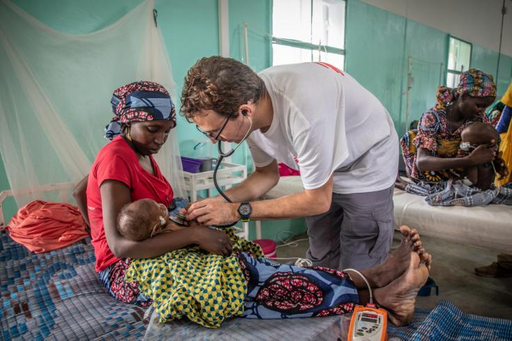 Pediatra de Médicos Sin Fronteras en Magaria, Níger.