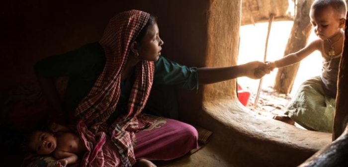 Zaida Begum, una refugiada rohingya de 20 años de edad, sostenie a su cuarta hija llamada Omma Habiba en sus brazos. La bebé nació a las 2am el día en que se tomó esta fotografía. Distrito de Cox's Bazar, Bangladesh.Robin Hammond