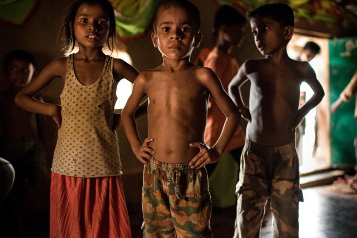 Niños rohingyas bailando en la fiesta previa a un casamiento, en un campamento de refugiados improvisado. Distrito Cox's Bazar, Bangladesh.