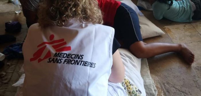 Un paciente siendo atendido por el equipo de salud mental de MSF en Nauru.