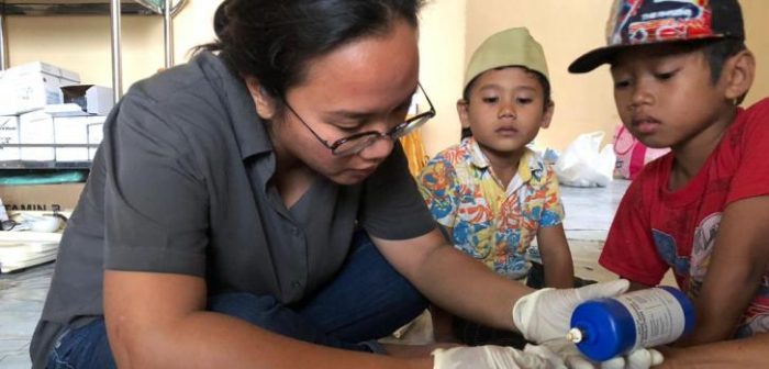 La doctora Rangi Wirantika atendiendo a un niño de 4 años que fue herido al huir del terremoto.Sri Harjanti Wahyuningsih/MSF