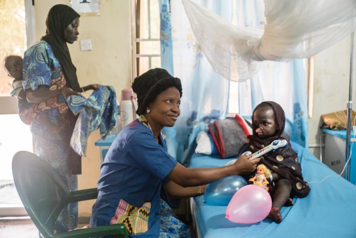 Madre junto a su niña pequeña, sometida a una operación de reconstrucción facial en Nigeria.