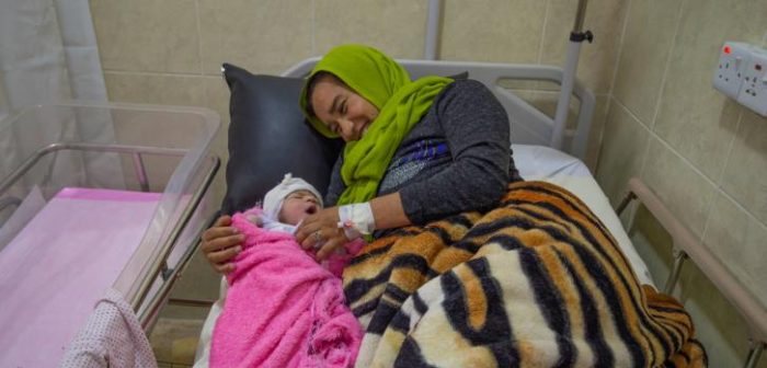 Haifa, de 28 años, está acostada junto a su bebé recién nacido en la unidad de maternidad en el hospital apoyado por MSF en Sinjar.MSF