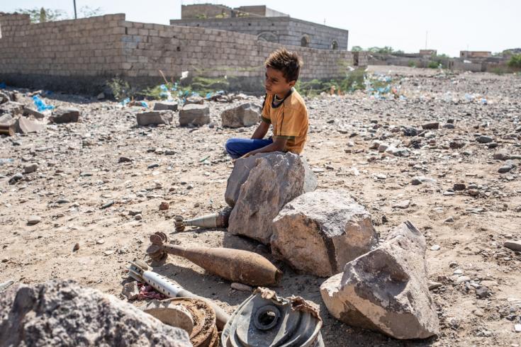 Un niño, sentado cerca de un campo de minas, en Mauza, a 45 minutos en coche de la ciudad de Mocha, Gobernación de Taiz, Yemen.