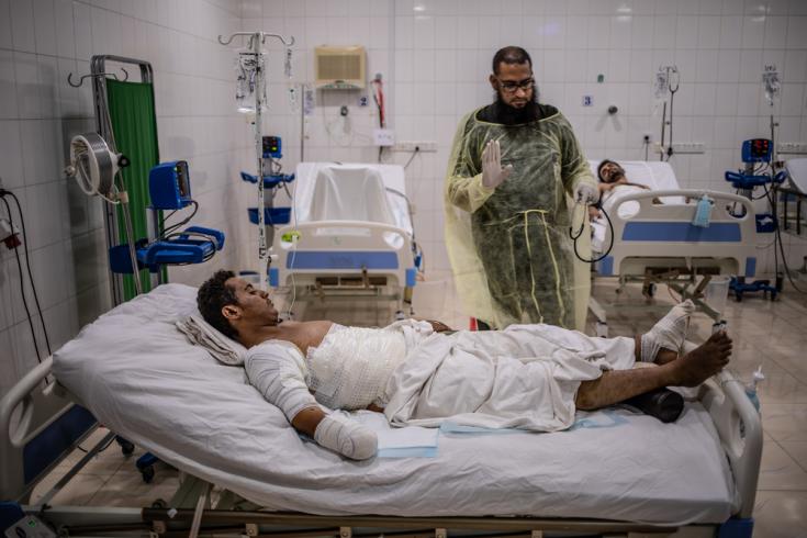 Joven de 18 años en un cama del hospital de trauma de MSF. Fue herido por una mina cerca de Al Hudayda, Yemen.
