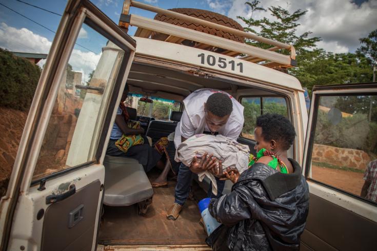 Uno de nuestros compañeros ayuda a una mujer y a su recién nacido en su llegada al campo de refugiados de Nduta. La madre fue llevada de vuelta al campo tras haber sido derivada al hospital de Kibondo para dar a luz a su bebé, debido a complicaciones.