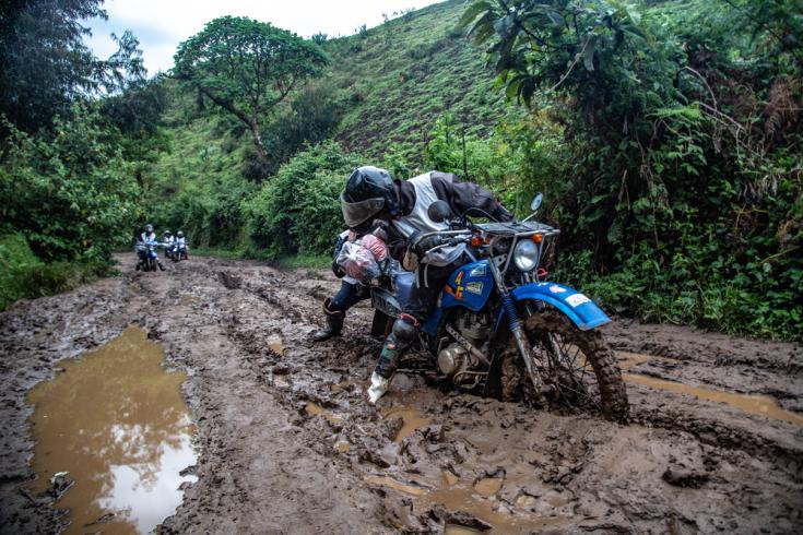 Llegar en moto a dar asistencia médica