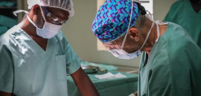 Nuestro cirujano David Elliott realiza una fasciotomía, una operación donde los tejidos gruesos y fibrosos que recubren los músculos se abren, permitiendo que éstos se hinchen para aliviar la presión dentro del compartimento muscular.MSF