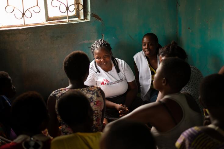 Enfermeras de Médicos Sin Fronteras conversan con un grupo de trabajadoras sexuales en Nsanje, Malaui. Foto: 2019.