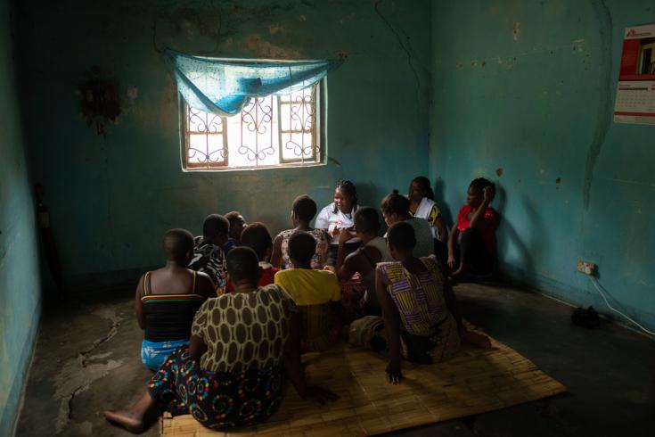 Nuestra compañera Chrissie Nasiyo (en el centro) charla con un grupo de trabajadoras sexuales durante una sesión de divulgación en Nsanje.
