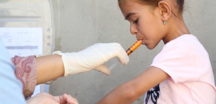 Una niña recibe un tratatimiento de TB compuesto en Dushanbe, Tayikistán.Sabir Sabirov