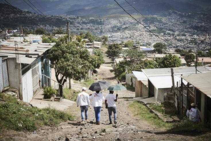Nuestros promotores de salud van de puerta en puerta en Nueva Capital, un vecindario en las afueras de Tegucigalpa, para informar a los habitantes de nuestros servicios en clínicas locales, incluida la atención a víctimas de violencia.