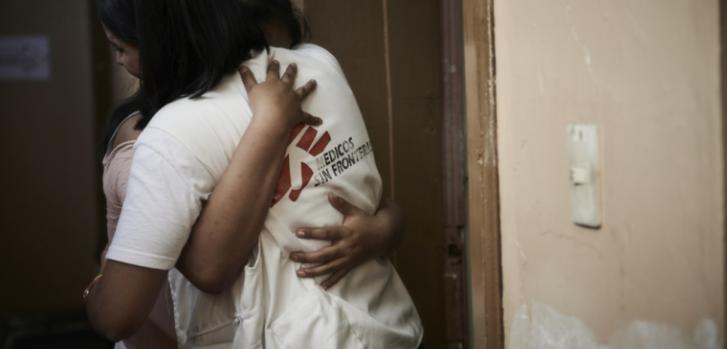Natali y Katerine sufrieron violencia sexual por parte de su abuelo, que ya está en la cárcel. Las jóvenes y su madre han recibido un tratamiento psicológico que las ayudó mucho a superar el trauma de esta situación. Esta foto fue tomada en la última de sus ocho sesiones con Gracia, una psicóloga de Médicos Sin Fronteras.MSF/Christina Simons