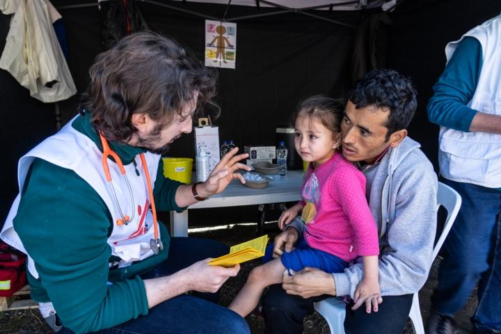 El médico de Médicos Sin Fronteras, Stefanos Tsallas, vacuna a un niño contra la neumonía en un campo de refugiados en Grecia.