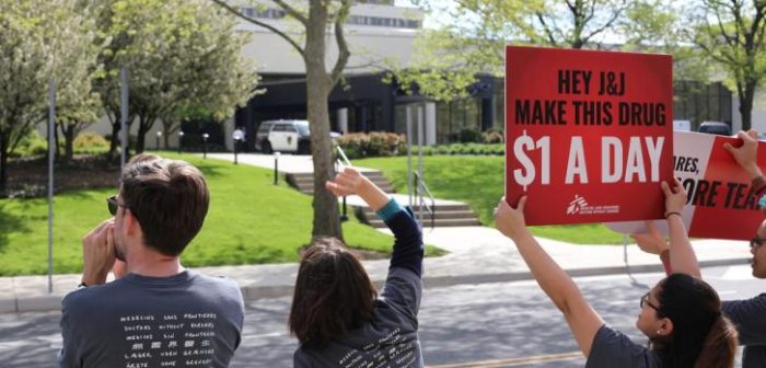 Activistas de la Campaña de Acceso a los Medicamentos de Médicos Sin Fronteras piden que Johnson & Johnson reduzca el precio de la bedaquilina (un nuevo medicamento contra la tuberculosis) a $1 dólar por pastilla por día.